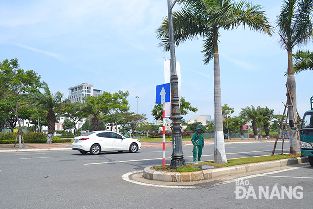 Để bảo vệ môi trường, quận Hải Châu đẩy mạnh triển khai trồng cây xanh trên nhiều tuyến đường. Trong ảnh: Chăm sóc cây xanh tại tuyến đường Như Nguyệt, phường Thuận Phước, quận Hải Châu. 