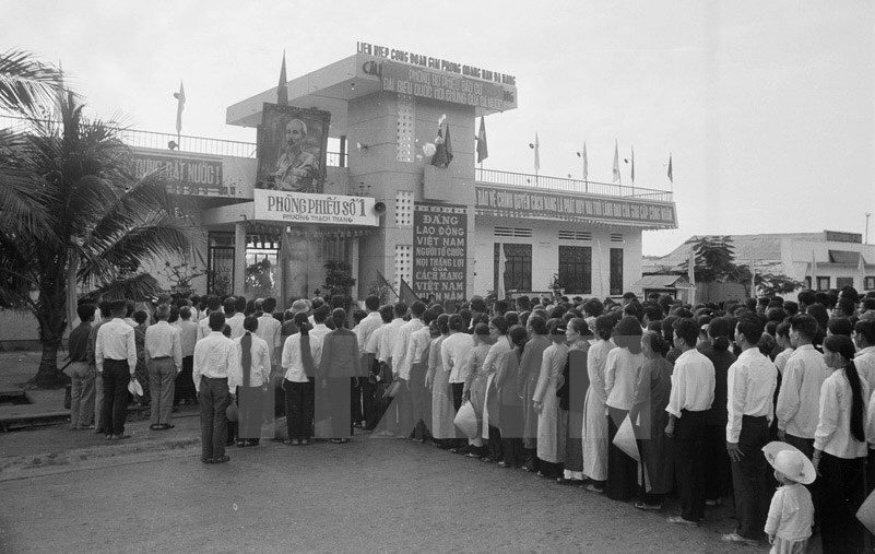 Cử tri phường Thạch Thang, thành phố Đà Nẵng đi bỏ phiếu bầu Quốc hội thống nhất, ngày 25/4/1976.