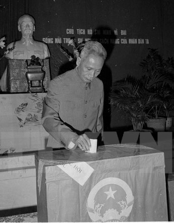 Thủ tướng Phạm Văn Đồng bỏ phiếu bầu Quốc hội thống nhất ngày 25/4/1976 tại khu vực bỏ phiếu số 13, tiểu khu Phan Đình Phùng, khu Ba Đình, Hà Nội.