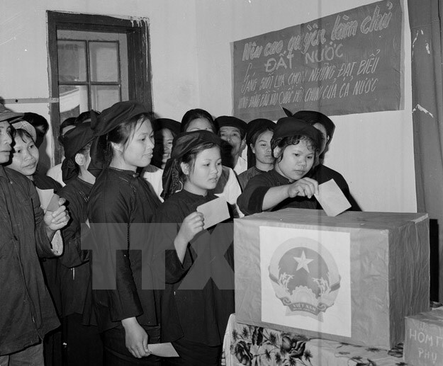 Đồng bào dân tộc huyện Hữu Lũng, tỉnh Cao Lạng (nay thuộc tỉnh Lạng Sơn) đi bỏ phiếu bầu Quốc hội thống nhất.