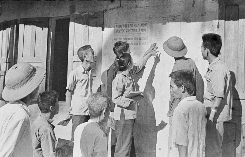 Cử tri xã Đức Tâm, huyện Mộ Đức, tỉnh Nghĩa Bình (nay thuộc tỉnh Quảng Ngãi) xem danh sách ứng cử viên Quốc hội trước khi bỏ phiếu bầu.