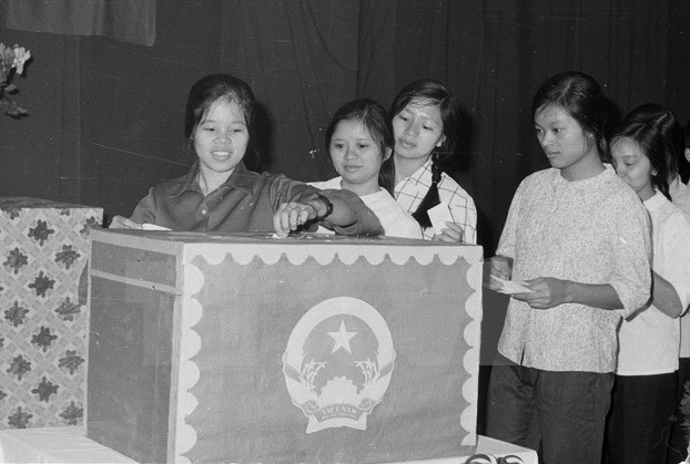 Sinh viên trường Đại học Bách khoa Hà Nội bỏ phiếu bầu Quốc hội thống nhất.