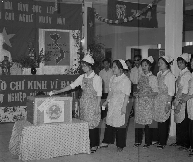 Công nhân Nhà máy Dệt 8/3 (Hà Nội) bỏ phiếu bầu Quốc hội thống nhất.