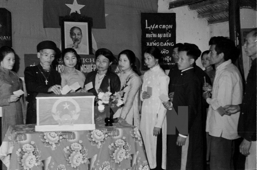 Cử tri giáo xứ Phát Diệm, tỉnh Hà Nam Ninh (nay thuộc tỉnh Ninh Bình) bỏ phiếu bầu Quốc hội thống nhất.