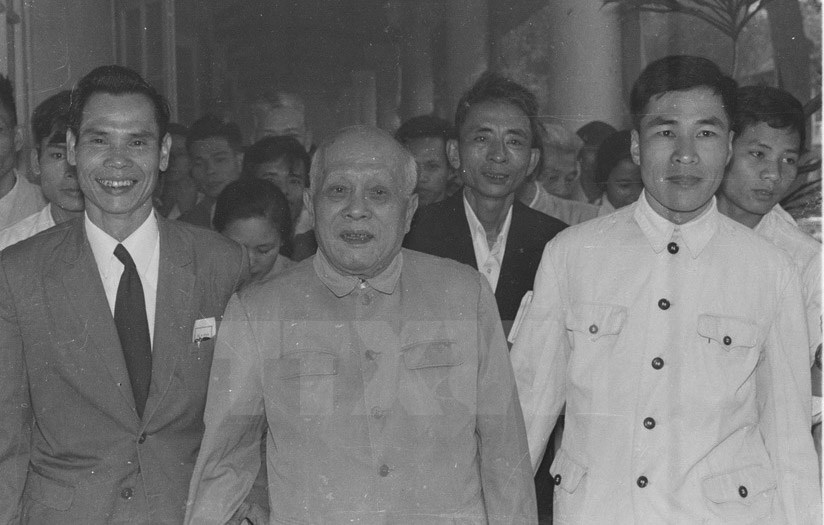 Chủ tịch nước Tôn Đức Thắng đi bỏ phiếu bầu Quốc hội thống nhất, ngày 25/4/1976, tại khu vực bỏ phiếu số 18, tiểu khu Lê Hồng Phong, khu Ba Đình, Hà Nội.