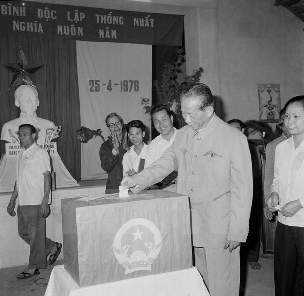 Tổng Bí thư Lê Duẩn bỏ phiếu bầu Quốc hội thống nhất ngày 25/4/1976 tại khu vực bỏ phiếu số 30, khu Ba Đình, Hà Nội.