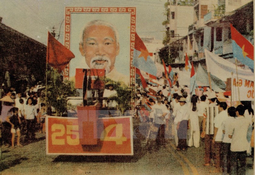 Nhân dân Hà Nội đi bỏ phiếu bầu Quốc hội thống nhất, ngày 25/4/1976.