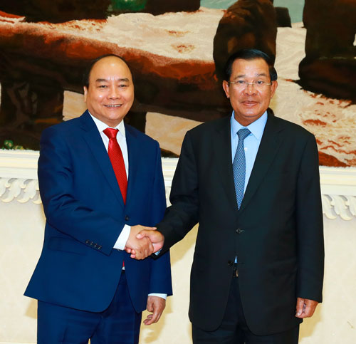 Thủ tướng Samdech Techo Hun Sen với Thủ tướng Nguyễn Xuân Phúc.  Ảnh: TTXVN