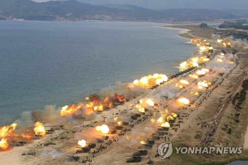 KCNA cho biết, hơn 300 khẩu pháo đã đồng loạt khai hỏa trong cuộc tập trận hôm qua. (Ảnh: Yonhap)