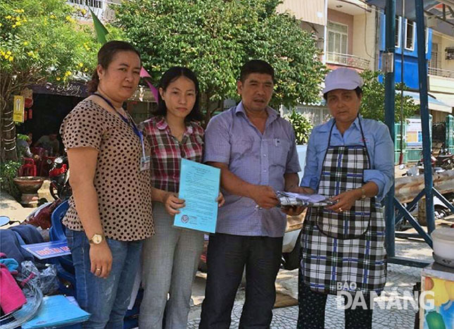UBND phường Tân Chính tặng tạp dề và thực hiện ký cam kết an toàn thực phẩm đối với các hộ kinh doanh thức ăn đường phố.