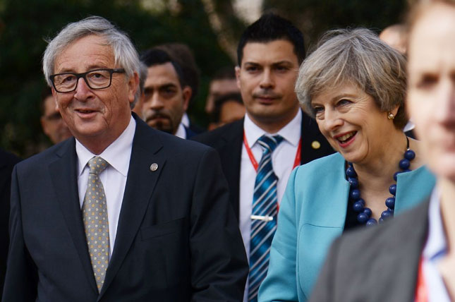 Lần đầu tiên Thủ tướng Anh Theresa May gặp gỡ Chủ tịch Ủy ban châu Âu Jean-Claude Juncker (bìa trái) kể từ khi bà kích hoạt Điều 50 Hiệp ước Lisbon.  Ảnh: AFP