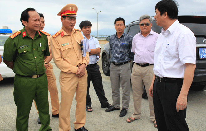 Phó Chủ tịch thường trực UBND thành phố Đặng Việt Dũng chỉ đạo quận Sơn Trà thực hiện tốt công tác quản lý điểm giữ xe trong các đêm diễn pháo hoa