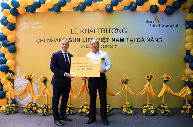 Lãnh đạo Sun Life trao biển tượng trưng 30 triệu đồng cho Tổng Biên tập Báo Đà Nẵng Trương Công Định.
