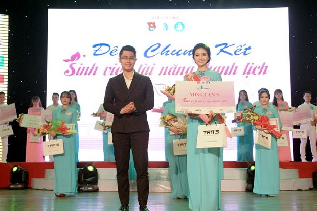  Tan (left) presenting his cosmetics products to contestants in a local contest for talented and elegant students