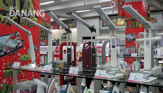 Một số mẫu đèn mới được bày bán tại các cửa hàng, siêu thị điện máy. 