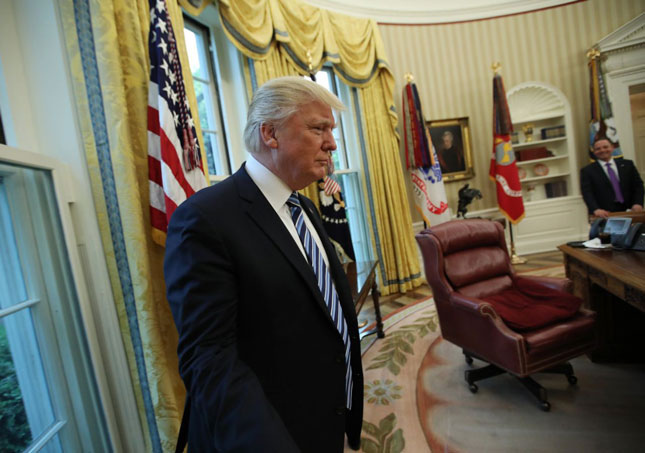 Tổng thống Mỹ Donald Trump kêu gọi Quốc hội thông qua dự luật ngân sách tạm thời để tránh nguy cơ chính phủ đóng cửa. Trong ảnh: Tổng thống Trump tại Phòng Bầu dục, Nhà Trắng.