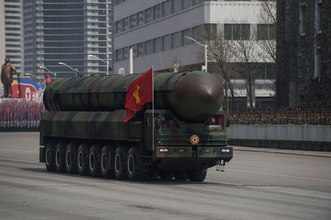 Chương trình tên lửa và hạt nhân của CHDCND Triều Tiên đe dọa Mỹ. Trong ảnh: CHDCND phô trương 60 tên lửa trong một cuộc diễu binh ở thủ đô Bình Nhưỡng.                                         Ảnh: AFP