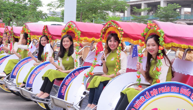 Những chiếc xe xích lô được gắn dòng chữ quảng bá Lễ hội Pháo hoa quốc tế Đà Nẵng 2017  