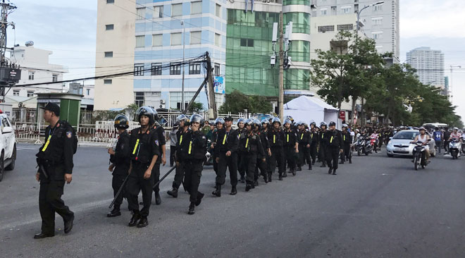 lực lượng Cảnh sát 113, Cảnh sát cơ động… đã “rải quân” trên cầu Sông Hàn, cầu Rồng cũng như dọc theo tuyến đường Trần Hưng Đạo, sẵn sàng bảo vệ an toàn cho lễ hội pháo hoa.