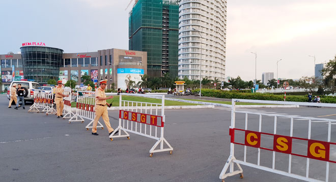 Công an bắt đầu ngăn các loại xe vào tuyến đường Trần Hưng DẠO