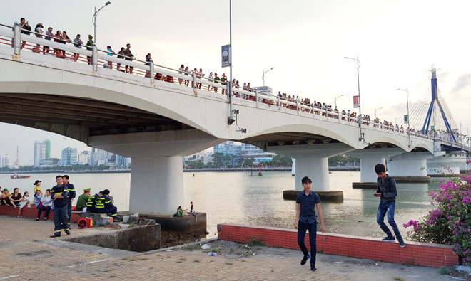 Người dân bắt đầu xếp hàng giữ chỗ trên cầu Sông Hàn
