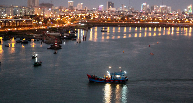 Một tàu cá vừa vào cửa sông Hàn được yêu cầu tấp vào bờ để bảo đảm an toàn cho lễ hội pháo hoa