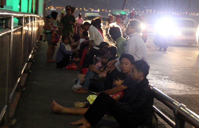 Nhiều người bắt đầu chờ đợi ở trên cầu Thuận Phước để chứng kiến những màn pháo hoa tuyệt đẹp đêm khai hỏa