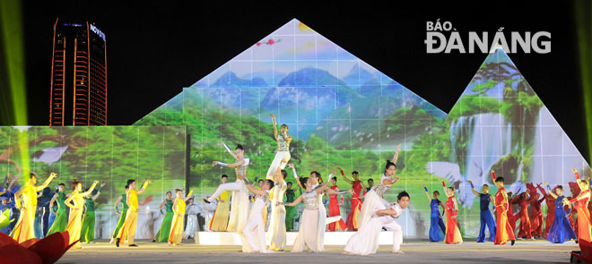 Đại cảnh ca múa Tỏa sáng Ngũ Hành Sơn do vũ đoàn Phương Việt và các diễn viên múa thành phố Đa Nẵng thực hiện.