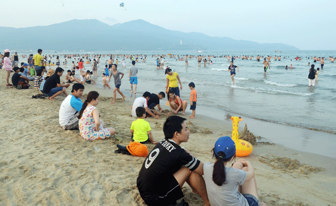 Các bãi tắm gần trung tâm thành phố đông kín người dân và du khách đến vui chơi, tắm biển