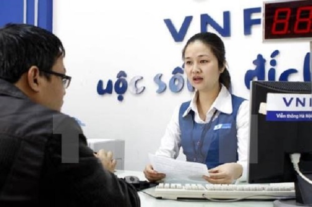 A customer talks to a VNPT staff member. (Photo: VNA/VNS)