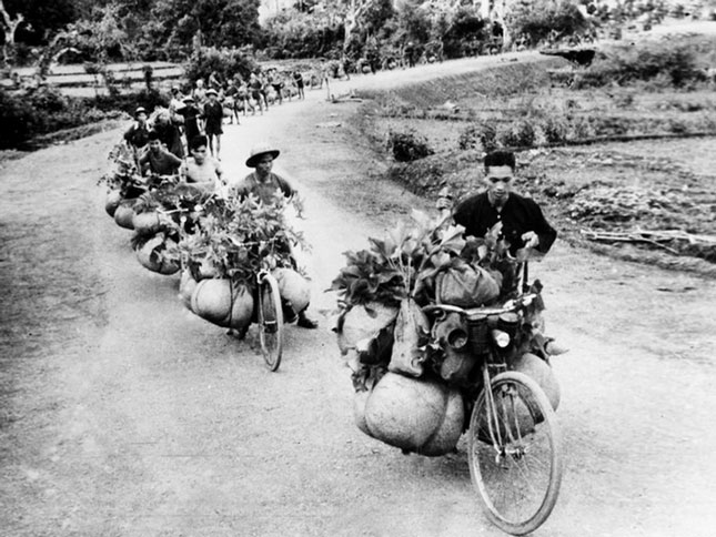 Lực lượng dân công hỏa tuyến vận chuyển lương thực vào chiến trường, phục vụ chiến dịch Điện Biên Phủ. (Ảnh tư liệu)