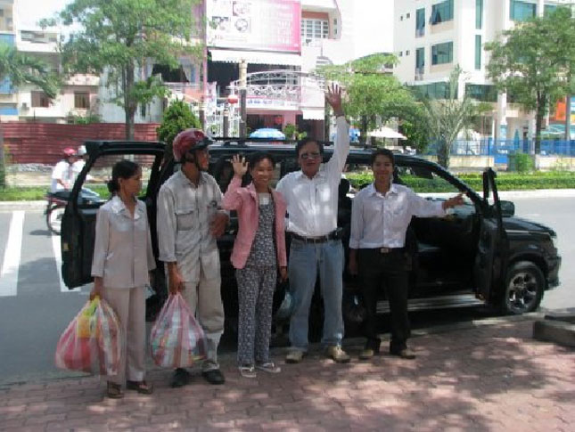 Chị Mai Thị Hà (giữa) chào tạm biệt để lên chuyến xe về quê sau khi được mổ tim từ thiện gần 9 năm trước. (Ảnh do nhân vật cung cấp)
