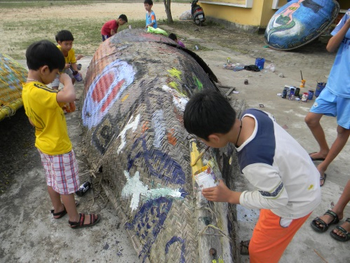 Các cô giáo dạy vẽ ở Tam Kỳ cùng sự tham gia của trẻ em làng Tam Thanh bên “xưởng vẽ”. Ảnh: N.T.H