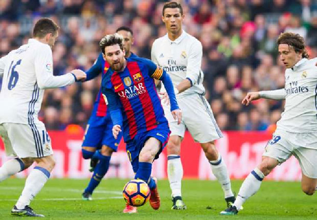 Cristiano Ronaldo (áo trắng - giữa) và Lionel Messi (áo sẫm).