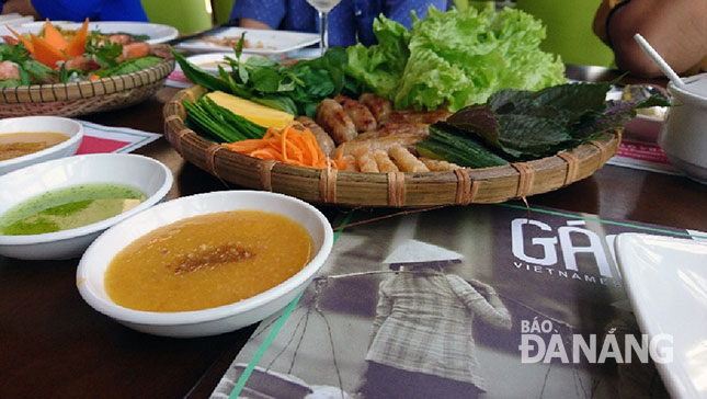 Món nem nướng, đặc sản Nha Trang giúp Gánh trở thành nhà hàng lọt vào top 100 nhà hàng ngon nhất Việt Nam.  Ảnh: H.N