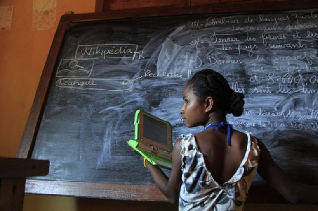 Cô bé 16 tuổi  người Madagascar này viết lên bảng những gì lần đầu tiên thấy được trên màn hình laptop.