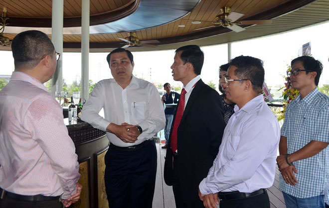 Chủ tịch UBND thành phố Huỳnh Đức Thơ (thứ hai từ trái sang) thăm quan và trò chuyện với Chủ tịch HĐQT tàu RV. Han Princess.