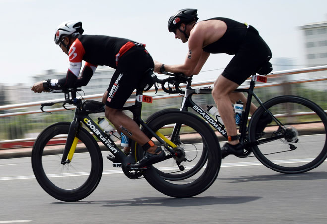 Sau khi quay đầu trong cuộc đua xe đạp, các VĐV nhanh chóng tăng tốc để sớm về đích và bắt đầu cuộc thi chạy bộ 