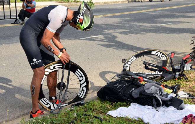 Một VĐV đã kém may mắn khi gặp sự cố ngay từ điểm xuất phát cuộc đua xe đạp