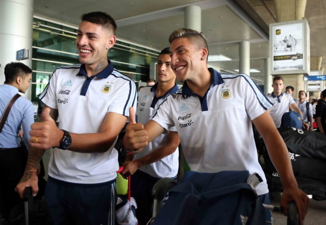 Các cầu thủ U-20 Argentina tươi cười tỏ vẻ thân thiện tại sân bay Tân Sơn Nhất. 