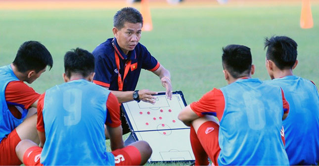 Mục tiêu lớn nhất của HLV Hoàng Anh Tuấn (áo xanh sẫm) và các tuyển thủ U-20 Việt Nam vẫn ở vòng chung kết Giải Bóng đá U20 vô địch thế giới 2017 vào hạ tuần tháng 5 này. 			         	                Ảnh: Goal
