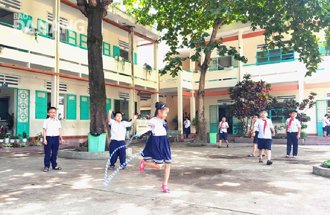 Quận Ngũ Hành Sơn chú trọng tăng cường đầu tư cơ sở vật chất, trang thiết bị để bảo đảm nhu cầu dạy và học. Trong ảnh: Học sinh Trường tiểu học Lê Lai vui chơi trong khuôn viên sân trường.