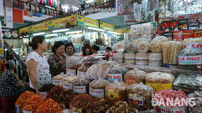 Đặc sản cá khô, cá mực rim và hàng chục món quà của biển khác được bày bán ở chợ Hàn. Ảnh: H.N