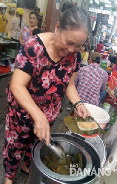 Để đảm bảo chất lượng các loại bánh trước khi đưa đến thực khách, bà chủ Liên Thủy vẫn cẩn thận kiểm tra các khâu làm bánh, kể cả các nhả bánh sau khi ra lò.Ảnh: T.T