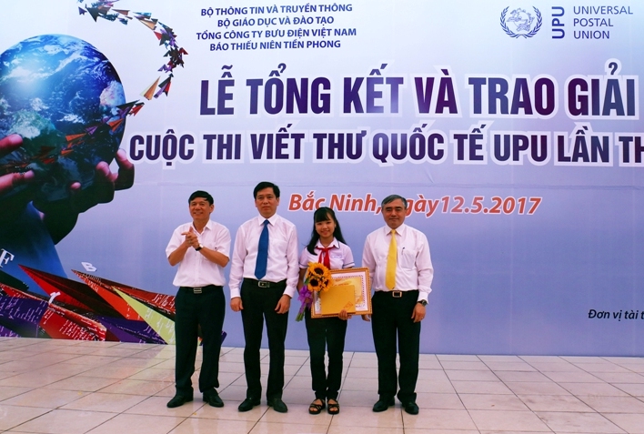 Giải Nhất cuộc thi viết thư quốc tế UPU năm nay được trao cho em Nguyễn Đỗ Huyền Vi, học sinh lớp 8/9 Trường THCS Tây Sơn (Đà Nẵng).