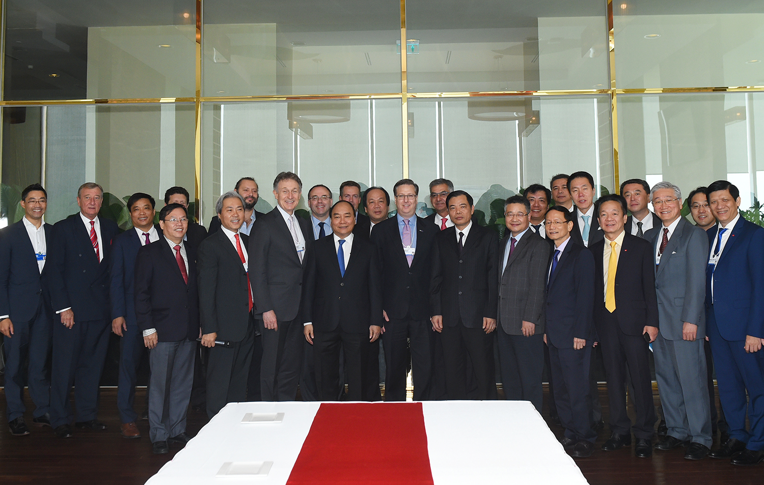 Thủ tướng và đại diện các tập đoàn thành viên WEF. Ảnh: VGP/Quang Hiếu