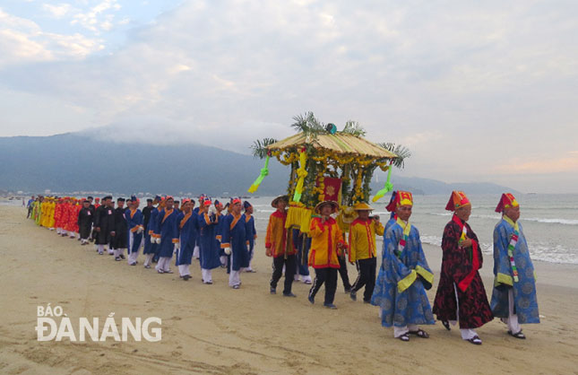 Tại lễ hội cầu ngư làng Mân Thái, dân làng rước điếu văn từ đình làng về lăng Ông để tiến hành lễ chính.