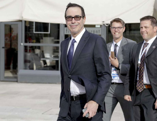 Bộ trưởng Tài chính Mỹ Steven Mnuchin (bìa trái) lần đầu tham dự hội nghị G7.  Ảnh: AP