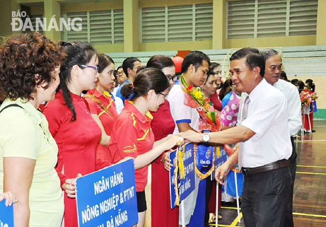 Ông Võ Minh, Giám đốc Ngân hàng Nhà nước Việt Nam, Chi nhánh Đà Nẵng, Trưởng Ban chỉ đạo hội thao trao cờ lưu niệm cho các đội tham dự giải. 