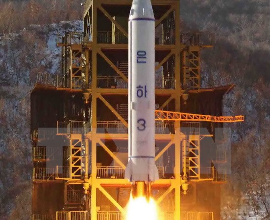 Tên lửa Unha-3 rời bệ phóng ở trung tâm phóng vệ tinh Sohae thuộc Cholsan, tỉnh Bắc Pyongan của Triều Tiên. (Nguồn: EPA/TTXVN)